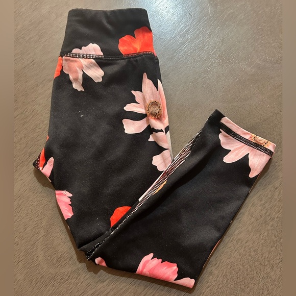 β€οΈ5/$30 bundle Sale π
Old Navy Black and Pink Floral Leggings ππ₯° - Picture 3 of 4